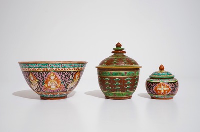 Een Chinese Bencharong dekselkom, een kom met zwarte fond en een dekselvaasje, 19e eeuw